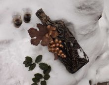 l'idea di un bellissimo decoro di bottiglie di vetro in pelle con l'immagine delle tue mani