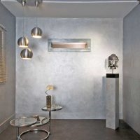 variante del bellissimo intonaco decorativo nell'arredamento della foto del bagno