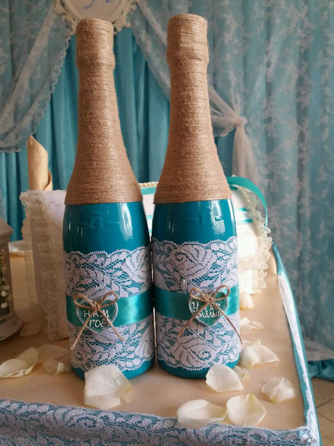 l'idea di un bellissimo design di bottiglie di champagne con spago