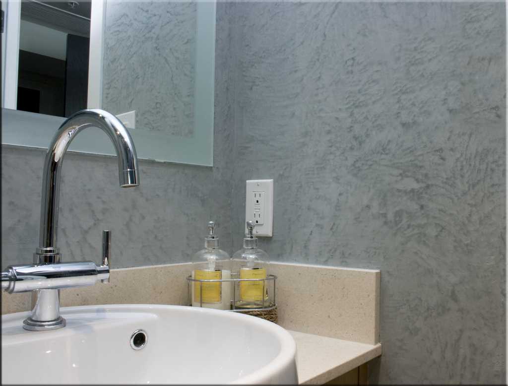 the idea of ​​bright decorative plaster in the design of the bathroom