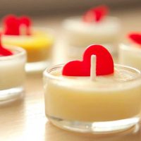 l'idea di una bella decorazione di candele con l'immagine delle tue mani