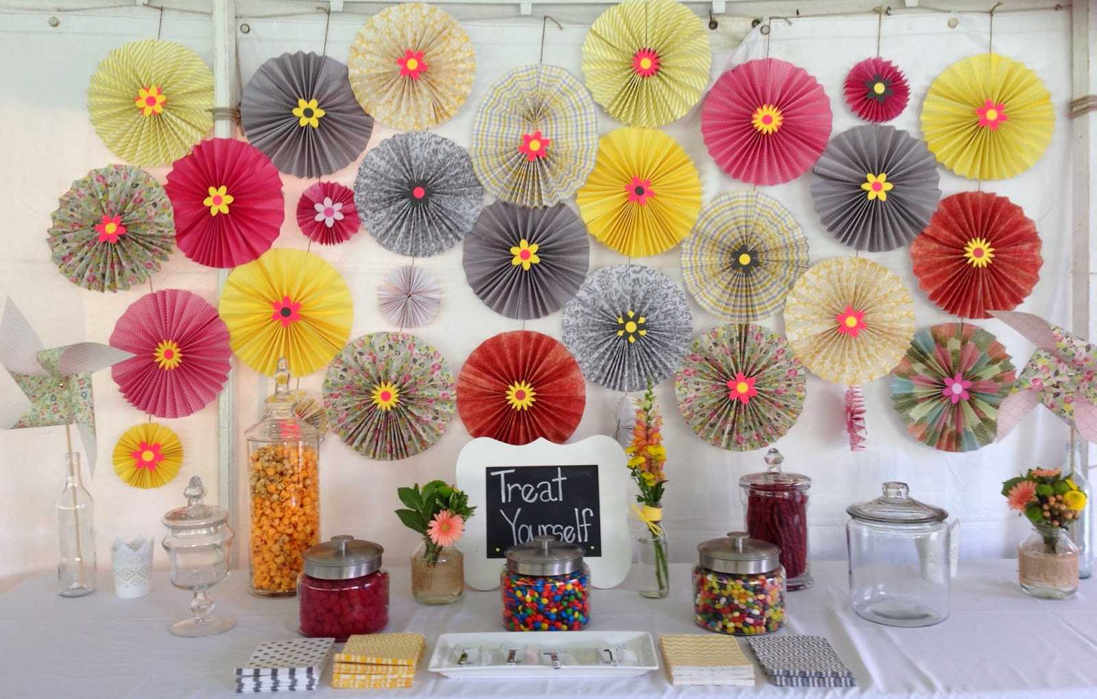 idea of ​​bright paper decorating a room