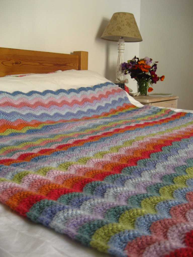 pletene prekrivače u dekoru spavaće sobe