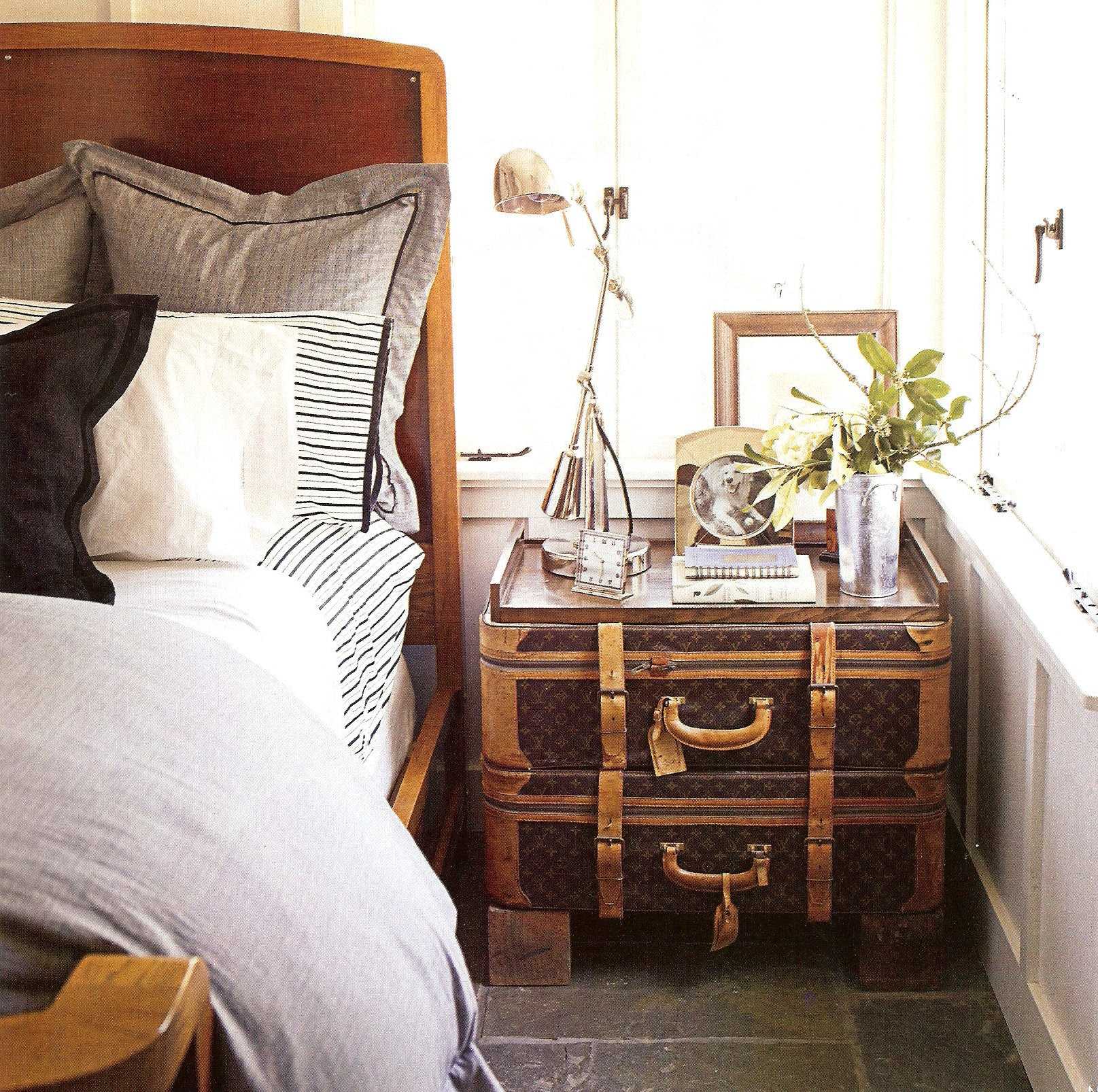 intérieur de belle chambre avec de vieilles valises