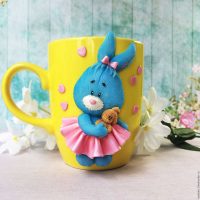 bricolage décoration lumineuse de la tasse avec des animaux en pâte polymère photo