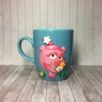 décoration lumineuse de la tasse avec des animaux en pâte polymère à la maison photo