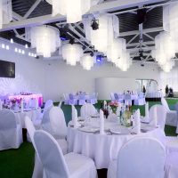 svijetli ukras svadbene dvorane s kuglicama fotografija