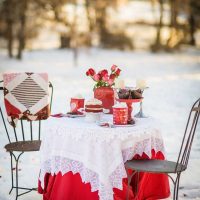 insolita decorazione della stanza con le tue mani sulla foto di San Valentino