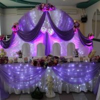 svijetli ukras svadbene dvorane s vrpcama slika