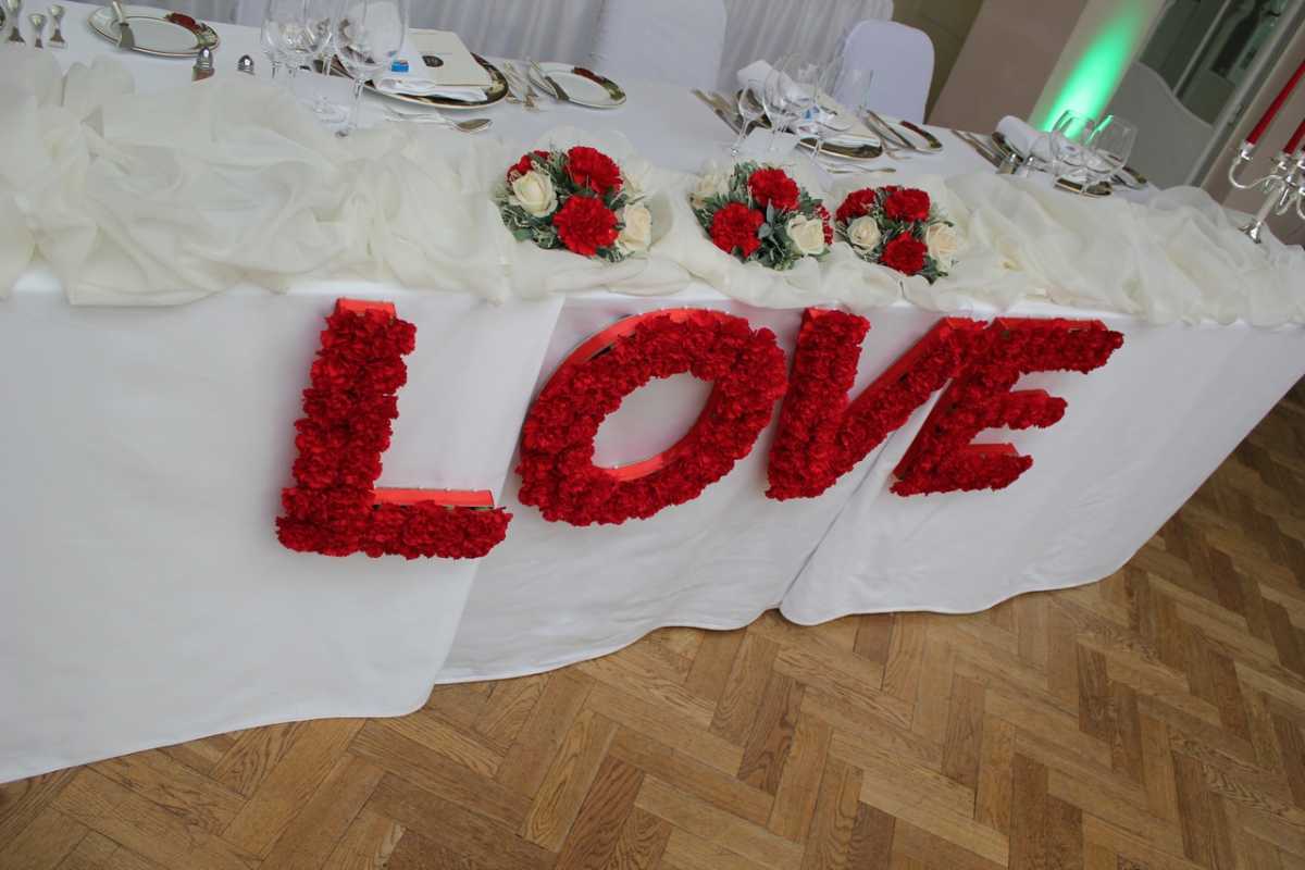 belle décoration de la salle de mariage avec des boules