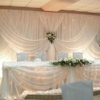 belle décoration de la salle de mariage avec photo de fleurs