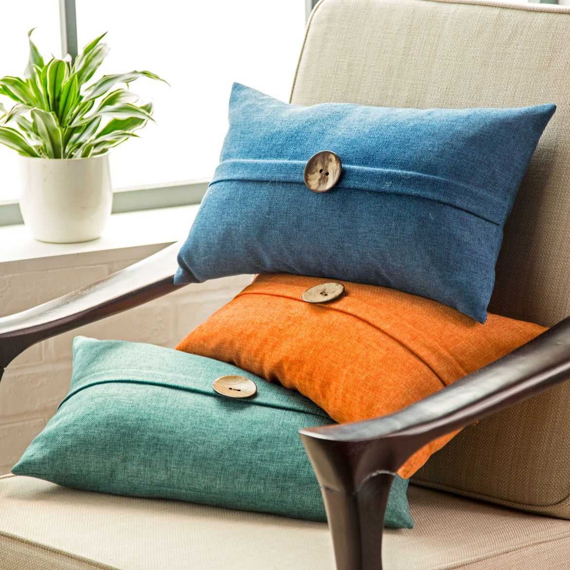 verzija modernih ukrasnih jastuka u dizajnu spavaće sobe