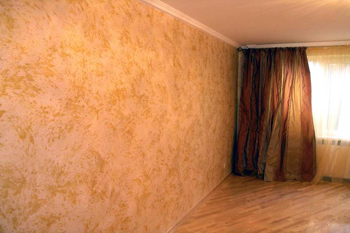 ideja svijetlog dizajna sobe s ukrasnom štukaturom