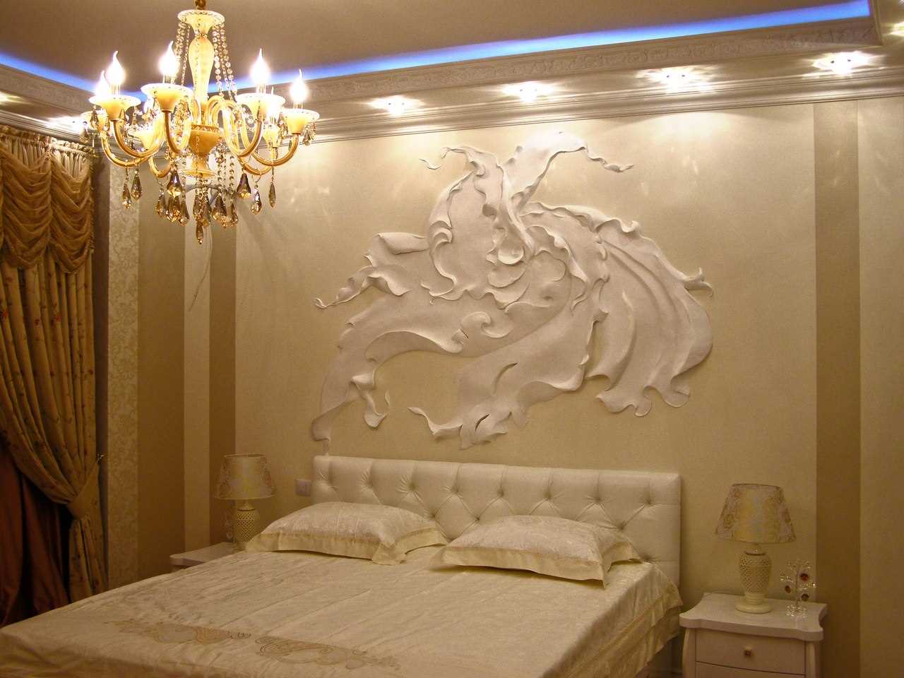 ideja modernog dekor sobe s ukrasnim uzorkom na zidu