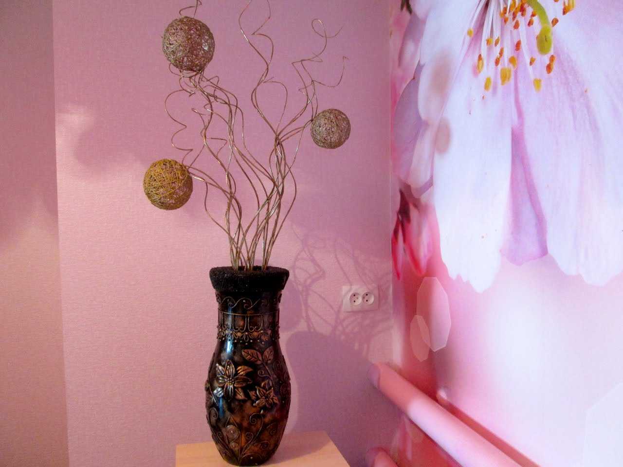 the idea of ​​a bright interior vases with decorative branches