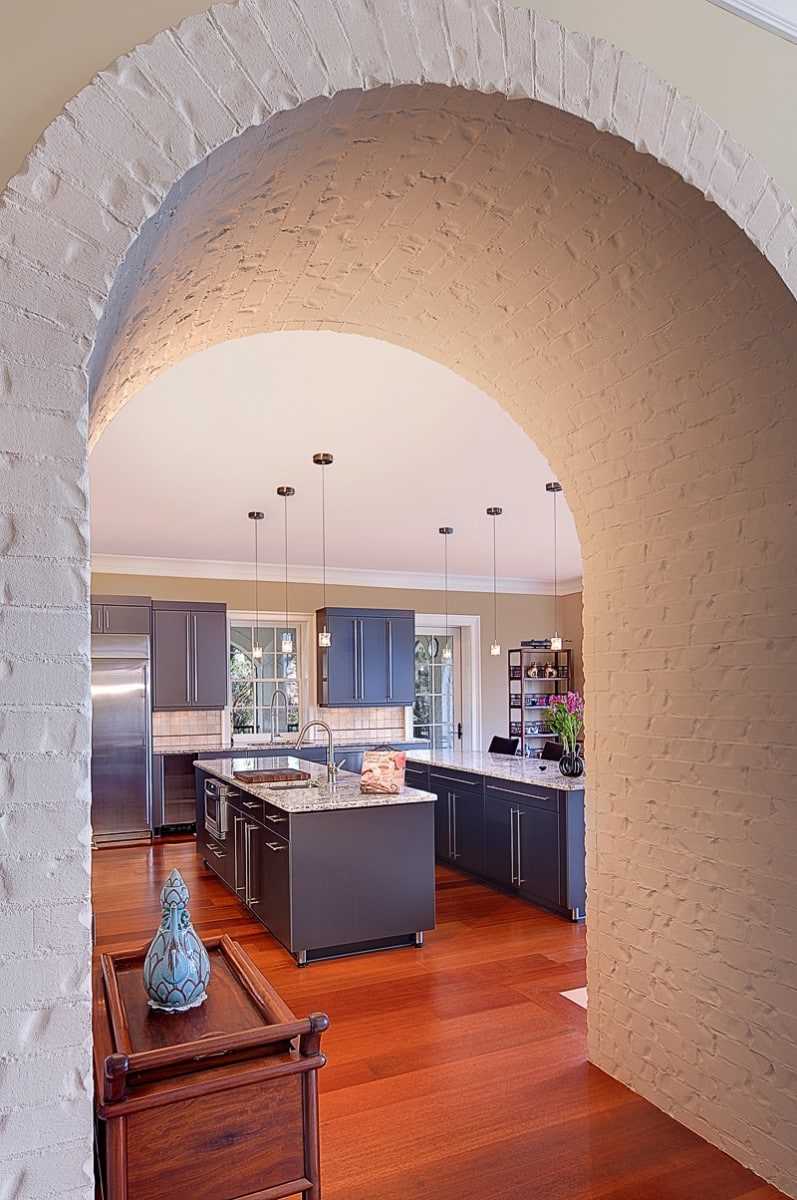 l'idea del design originale della cucina con un arco