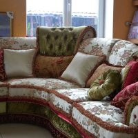идеята за модерни декоративни възглавници в интериорната снимка на спалнята