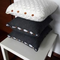 идеята за необичайни декоративни възглавници в интериорната снимка на спалнята