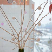 l'idée de la conception lumineuse d'un vase avec image de branches décoratives