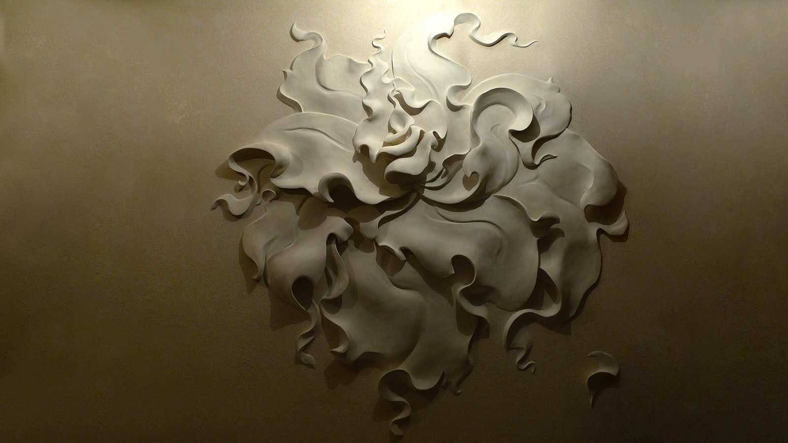 variant of the unusual decor of the apartment with a decorative pattern on the wall