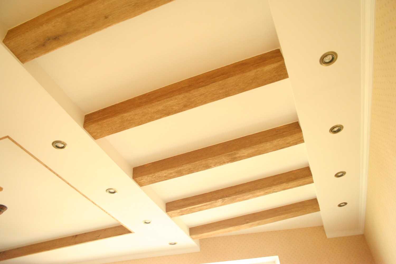 variant of the beautiful interior of the apartment with decorative beams