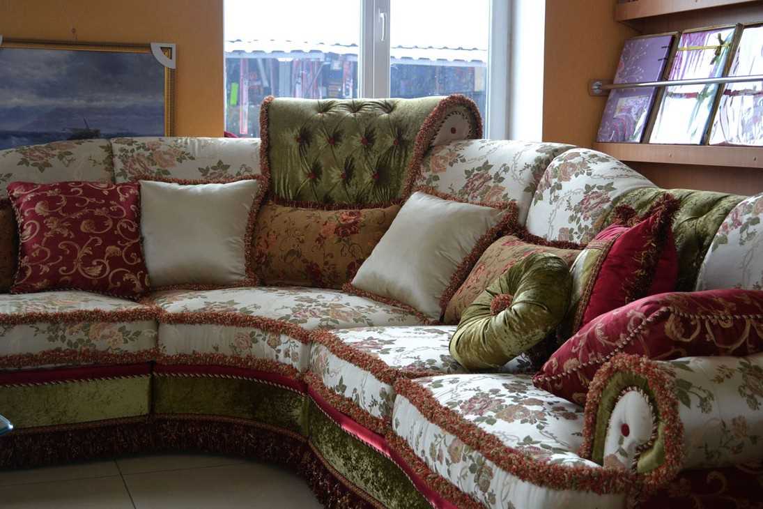 идеята за красиви декоративни възглавници в интериора на спалнята