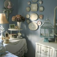 verzija neobičnog stila dnevne sobe s ukrasnim pločicama na fotografiji na zidu