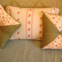 inačica originalnih ukrasnih jastuka na fotografiji interijera spavaće sobe