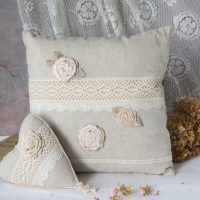 ideja neobičnih ukrasnih jastuka u stilu slike spavaće sobe