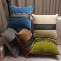 varijanta prekrasnih ukrasnih jastuka u stilu slike spavaće sobe