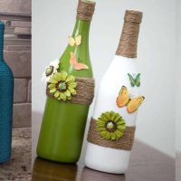 l'idea di eleganti bottiglie di vetro per decorare con foto di perline