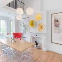 variante del design luminoso del soggiorno con piatti decorativi sulla foto a parete