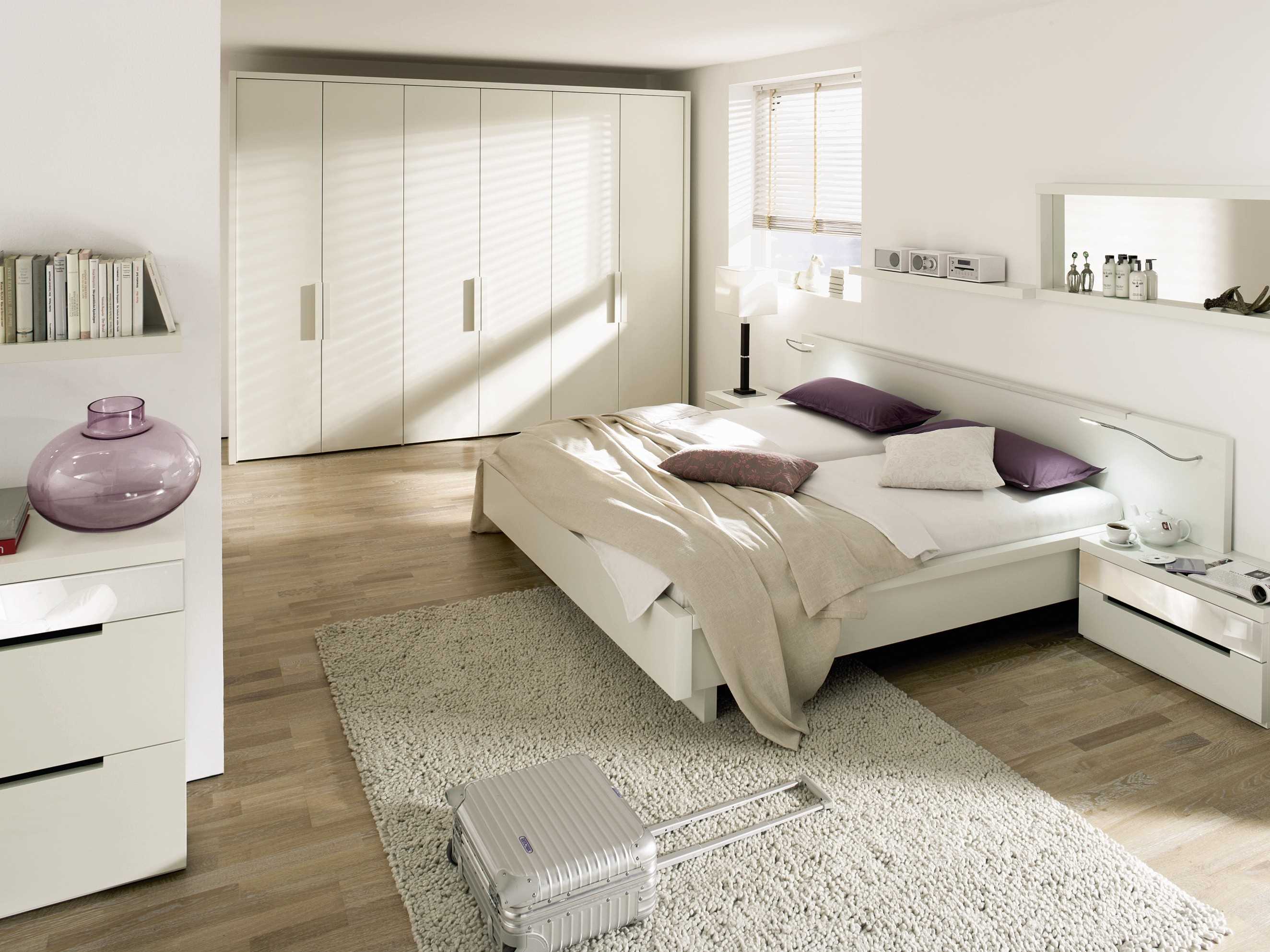 ideja lijepog dizajna bijele spavaće sobe