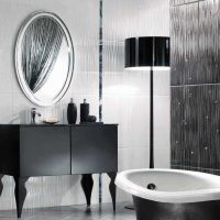 versione del bellissimo interno del bagno in bianco e nero