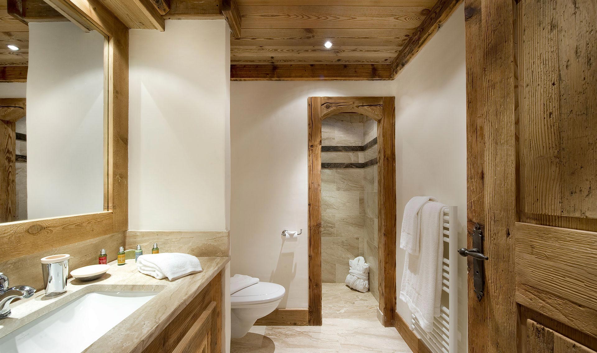 ideja lijepog dizajna kupaonice u drvenoj kući
