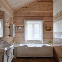 ideja svijetlog interijera kupaonice u fotografiji drvene kuće