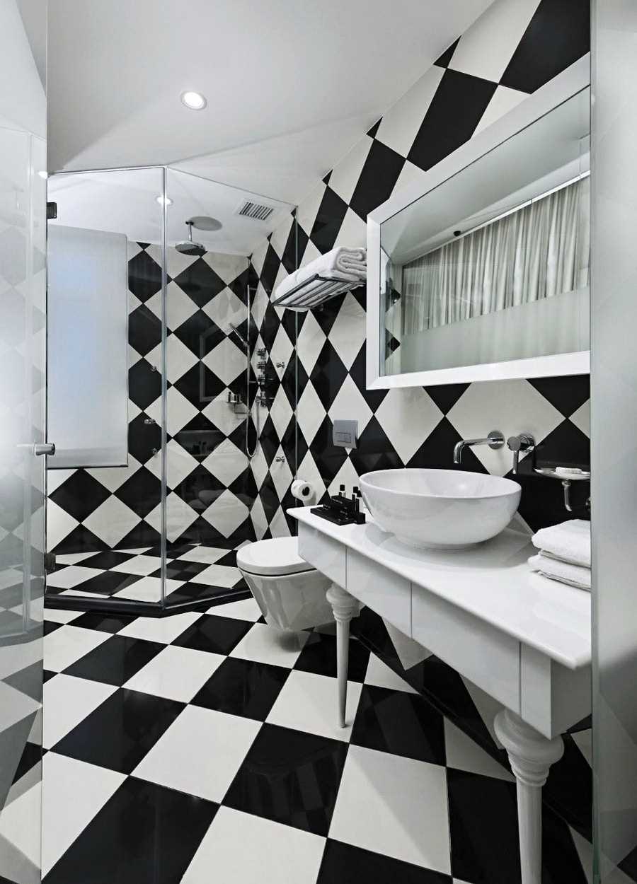 l'idea di un bellissimo interno del bagno in bianco e nero