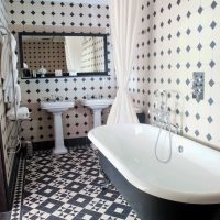 verzija prekrasnog dizajna kupaonice na crno-bijeloj fotografiji
