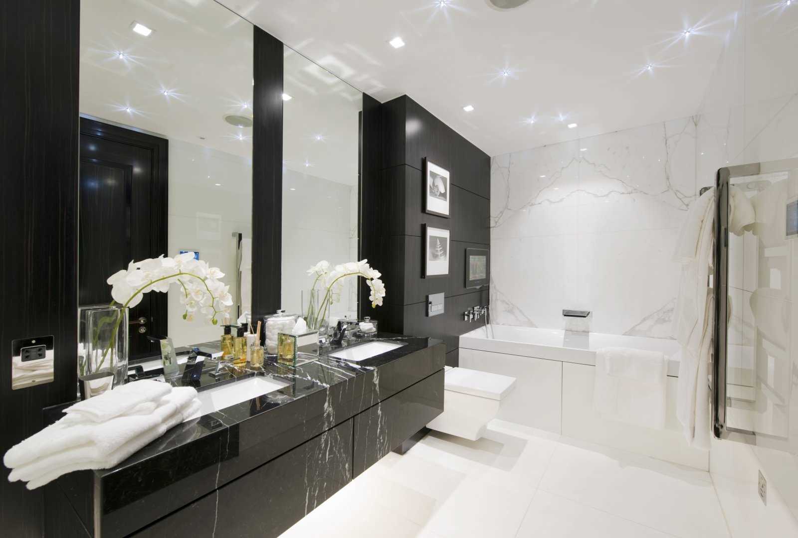 versione di un bellissimo design del bagno in bianco e nero