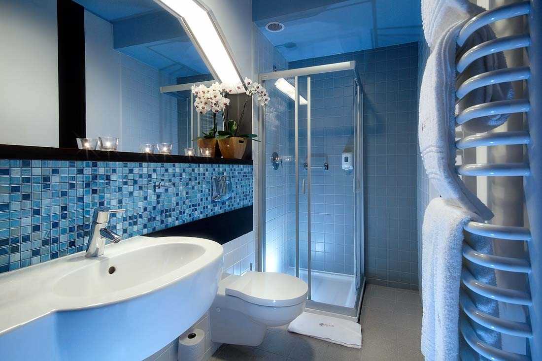 idea of ​​an unusual interior of a large bathroom