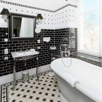 varijanta neobičnog interijera kupaonice u crno-bijeloj boji