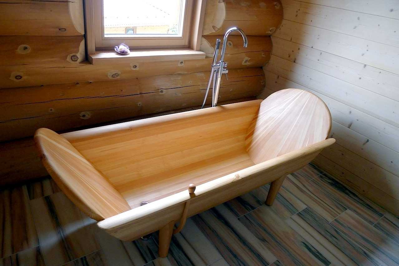 variante di un bellissimo bagno interno in una casa di legno