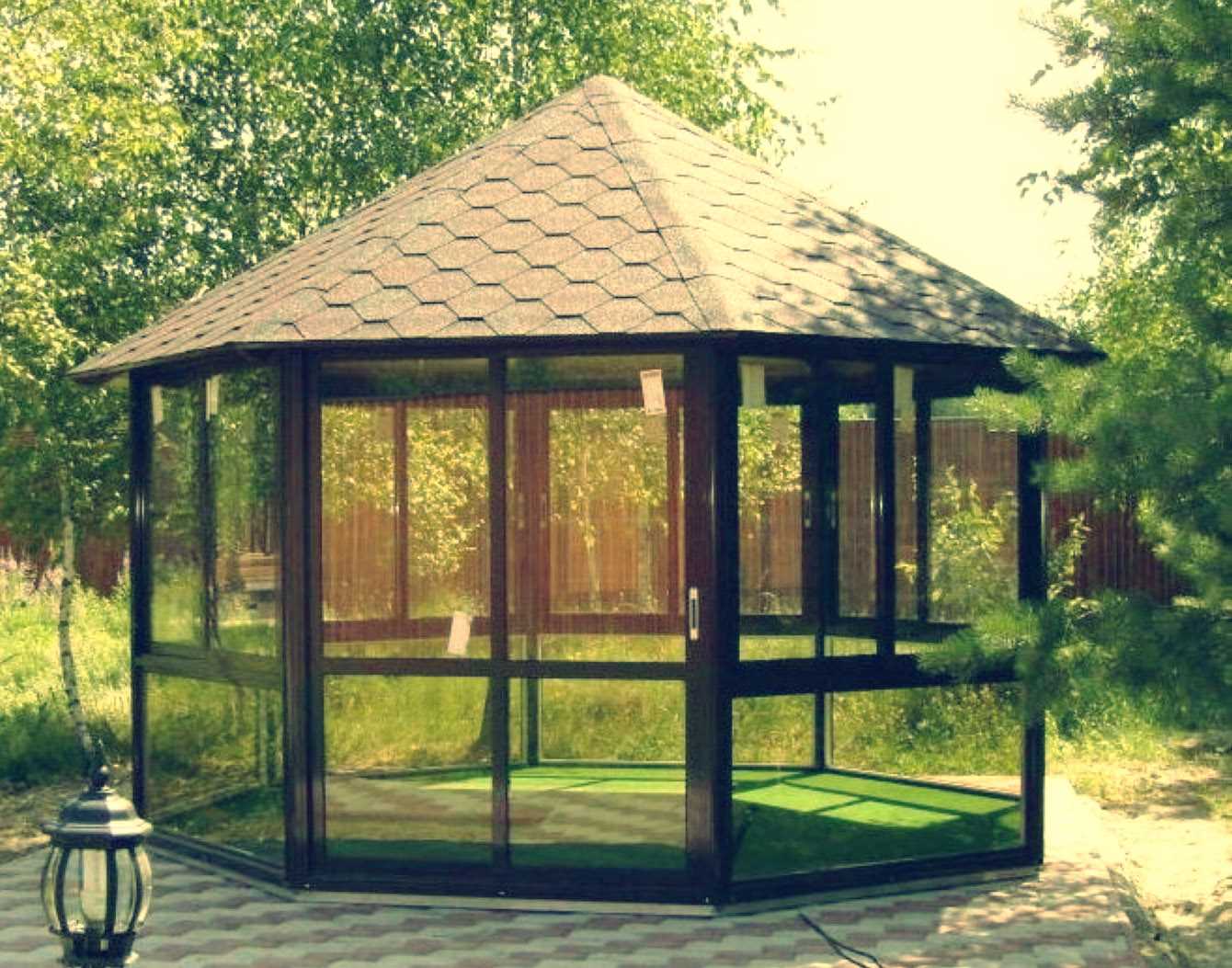 versi gaya moden gazebo di halaman