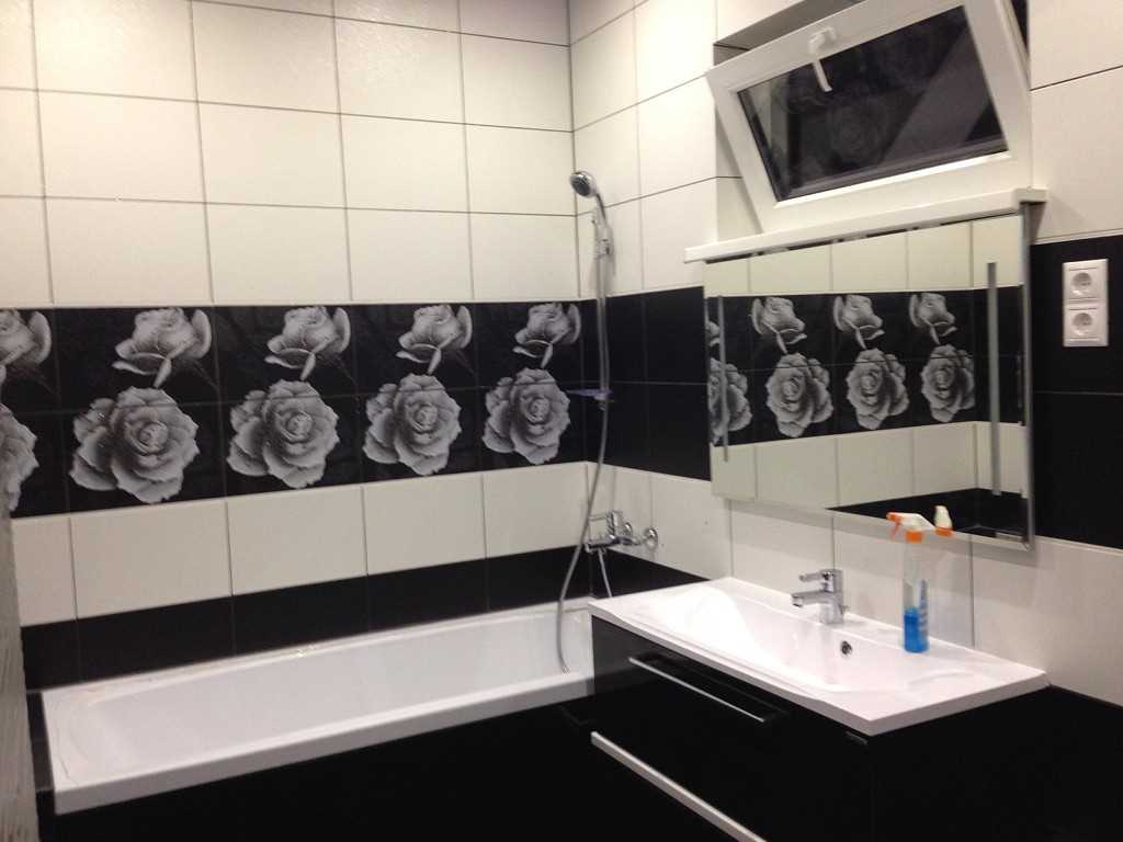 l'idea di uno stile insolito del bagno in bianco e nero