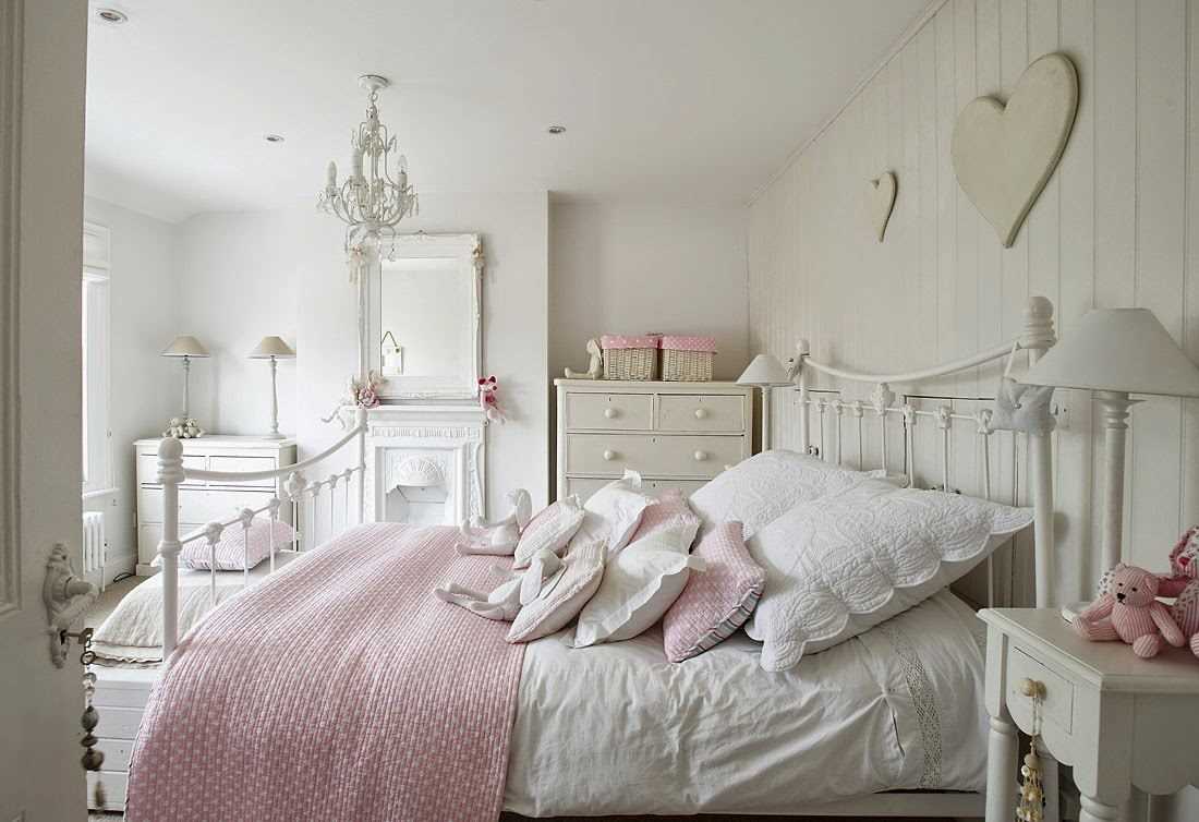 the idea of ​​an unusual design of a white bedroom