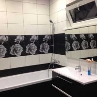 l'idea di un interno luminoso del bagno in bianco e nero tonifica la foto