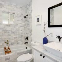 verzija modernog dizajna kupaonice u crno-bijeloj boji