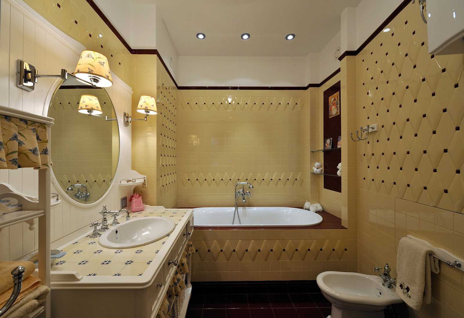 verzija prekrasnog dizajna kupaonice u klasičnom stilu