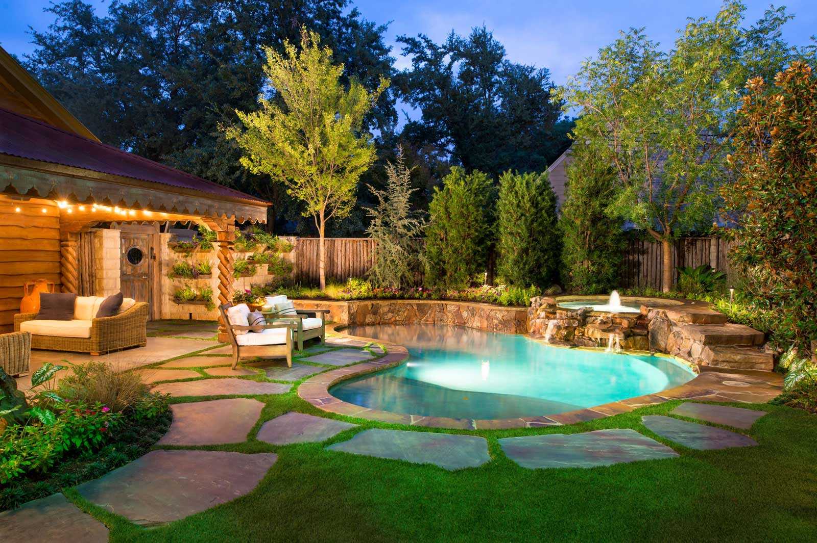 variant of beautiful decoration of the courtyard of a private house