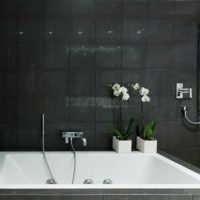 ideja prekrasnog interijera kupaonice u crno-bijeloj fotografiji